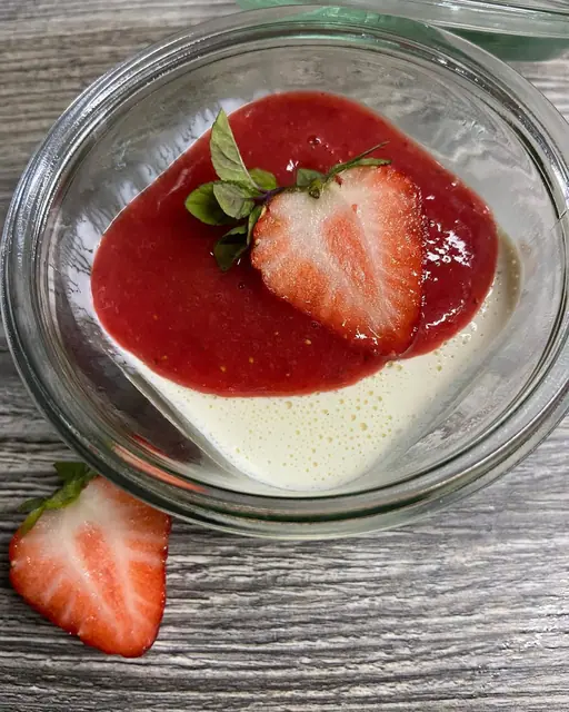 Tonkabohnen Panna Cotta mit frischem Erdbeer-Minzpüree