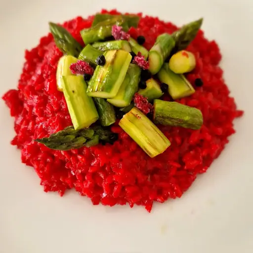 Rote-Beete-Risotto mit grünem Spargel