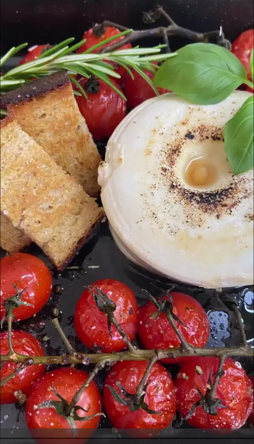 Gebackener Ricotta mit Tomaten und Röstbrot