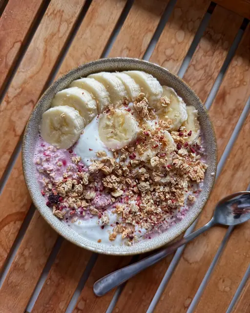 Crumble Overnight Oats mit Himbeeren und Banane