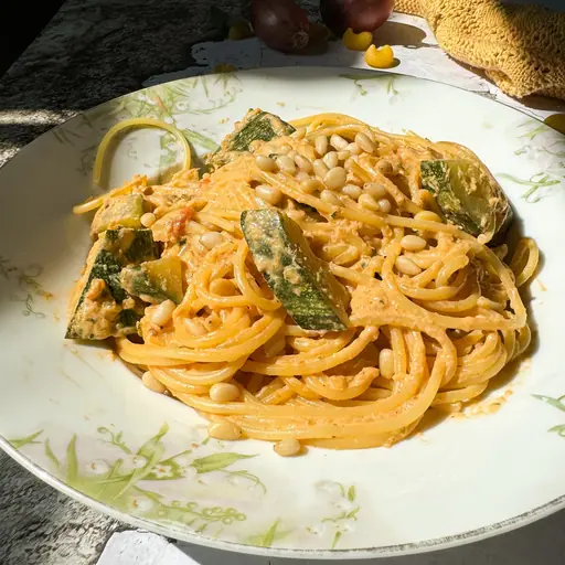 Spaghetti in cremiger Zucchini-Sauce