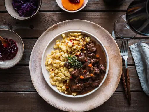 Feines Rehragout mit Spätzle