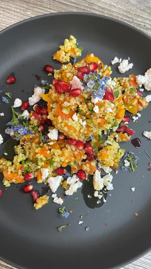 Geröstete Möhren & Kürbis mit Bulgur, Ziegenkäse und Granatapfel